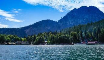 paisagem natural com lago ritsa e belas montanhas foto