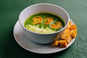 brócolis verde creme sopa com camarão foto