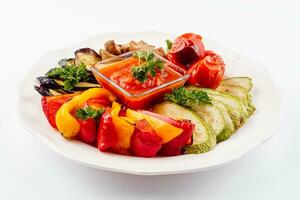 grelhado colorida legumes em branco prato foto
