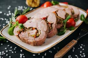 prato do roulade do vitela recheado com cogumelos e especiarias foto