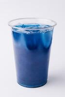 azul italiano refrigerante dentro Leve embora copo isolado em branco fundo foto