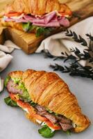 croissant com fervido carne de porco e tomates foto