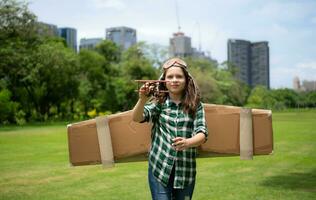 uma pequeno menina em período de férias às a parque com uma piloto equipamento e vôo equipamento. corre por aí e ter Diversão com dela sonhos. foto