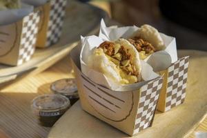 arepas assadas com carne e queijo foto