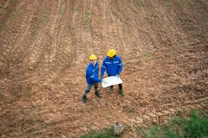 engenheiros Verifica terra condições antes construção. foto