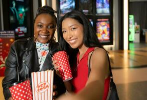 Pipoca e bebendo vidro uma companheiro item do pessoas para assistindo filmes dentro a cinema. foto