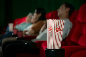 cinema conceito. pessoas assistindo filme às cinema beber água e comendo Pipoca foto