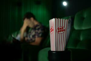 cinema conceito. pessoas assistindo filme às cinema comendo Pipoca foto