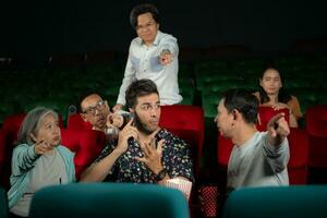 filme etiqueta, Faz não conversa em a telefone enquanto dentro a cinema, grupo lazer e entretenimento conceito. foto