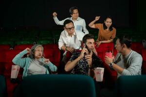 filme etiqueta, Faz não conversa em a telefone enquanto dentro a cinema, grupo lazer e entretenimento conceito. foto