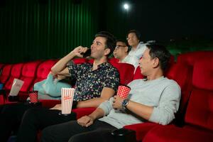 filme etiqueta, Faz não conversa em a telefone enquanto dentro a cinema, grupo lazer e entretenimento conceito. foto