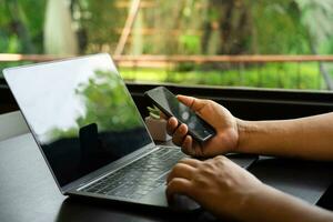 homem de negocios usando Móvel telefone para aberto aplicativo, lendo notícias, conversando ou compras on-line, procurando em formação dentro Internet, segurando Smartphone, Internet negócios, digital marketing foto