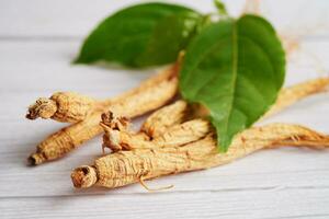 ginseng raízes e verde folha, orgânico natureza saudável Comida. foto