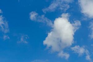 céu azul com nuvens foto