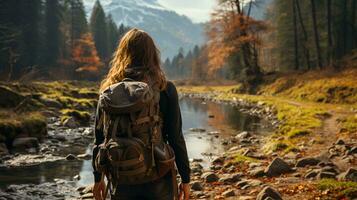 mulher turista com uma mochila dentro a floresta, Visão a partir de a costas foto