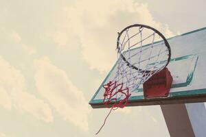 cesta de basquete no céu azul foto