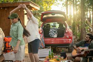 grupos de turistas bebendo cerveja-álcool e tocando violão junto com diversão e felicidade no verão enquanto acampam foto