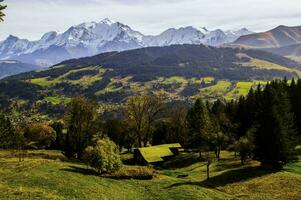 uma lindo Visão do uma montanha alcance com uma verde vale foto