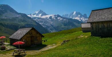 panorama do a Alpes dentro França dentro verão foto