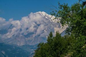 panorama do a Alpes dentro Itália dentro verão foto