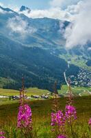 panorama do a Alpes dentro Suíça dentro verão foto