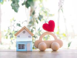miniatura casa e de madeira brinquedo carro. conceito do salvando dinheiro para Comprar uma casa e carro. foto