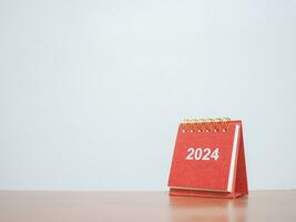 fechar acima 2024 escrivaninha calendário em a mesa com cópia de espaço. resolução, meta, Ação, planejamento, e gerir para sucesso negócios. foto