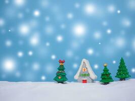 Natal árvore, miniatura casa com brilhante luz para Natal e Novo ano feriados fundo, inverno temporada, queda neve, cópia de espaço para Natal e Novo ano feriados cumprimento cartão. foto