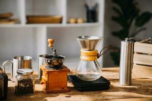 feliz jovem adulto casal fazer café da manhã e bebendo café juntos dentro acolhedor casa cozinha dentro manhã às lar. preparando refeição e sorridente. estilo de vida, lazer e amor conceito. foto