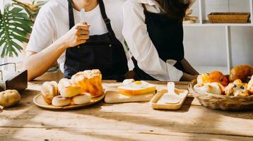 feliz jovem adulto casal fazer café da manhã e bebendo café juntos dentro acolhedor casa cozinha dentro manhã às lar. preparando refeição e sorridente. estilo de vida, lazer e amor conceito. foto