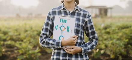 agricultor utilizar a testemunho dados rede dentro a Internet a partir de a Móvel para validar, teste, e selecionar a Novo colheita método. jovem agricultores e tabaco agricultura foto