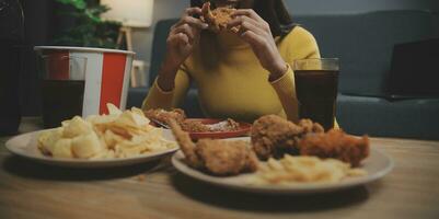 gordo mulher mordida peça do pizza, excesso de peso fêmea é comendo velozes alimentos, asiáticos menina é com fome foto