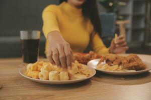 gordo mulher mordida peça do pizza, excesso de peso fêmea é comendo velozes alimentos, asiáticos menina é com fome foto