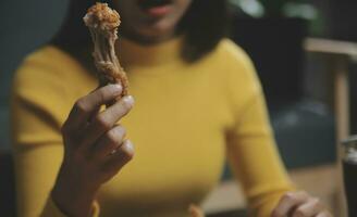 gordo mulher mordida peça do pizza, excesso de peso fêmea é comendo velozes alimentos, asiáticos menina é com fome foto