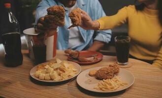 gordo mulher mordida peça do pizza, excesso de peso fêmea é comendo velozes alimentos, asiáticos menina é com fome foto