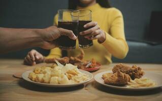 gordo mulher mordida peça do pizza, excesso de peso fêmea é comendo velozes alimentos, asiáticos menina é com fome foto