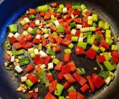 camarões e vegetais picantes com arroz de curry foto