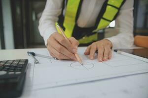 reunião de trabalho em equipe de engenharia, desenho trabalhando na reunião de projeto para o projeto que trabalha com o parceiro na construção de modelos e ferramentas de engenharia no local de trabalho, construção e conceito de estrutura. foto