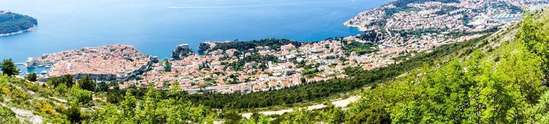 trilha para caminhada do topo do monte sdr até a cidade velha de dubrovnik foto