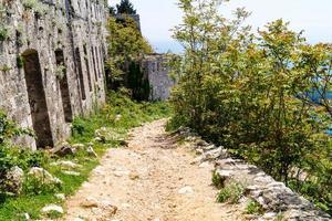 trilha para caminhada do topo do monte sdr até a cidade velha de dubrovnik foto