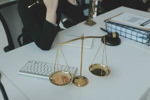 advogado masculino trabalhando com papéis de contrato e martelo de madeira na mesa no tribunal. justiça e direito, advogado, juiz do tribunal, conceito. foto