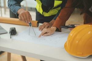 reunião de trabalho em equipe de engenharia, desenho trabalhando na reunião de projeto para o projeto que trabalha com o parceiro na construção de modelos e ferramentas de engenharia no local de trabalho, construção e conceito de estrutura. foto