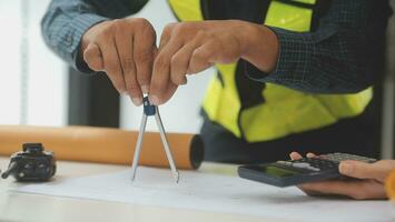 reunião de trabalho em equipe de engenharia, desenho trabalhando na reunião de projeto para o projeto que trabalha com o parceiro na construção de modelos e ferramentas de engenharia no local de trabalho, construção e conceito de estrutura. foto