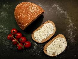 pão caseiro low carb feito de farinha de amêndoa foto