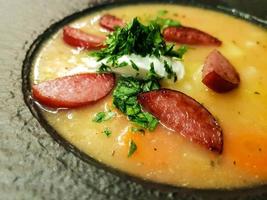 sopa de batata com linguiça italiana cabanossi foto