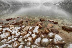 lago de montanha no inverno. morske oko. Polônia
