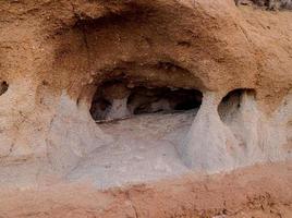 caminho das montanhas de caverna de arenito perto de bueiros foto