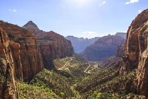 rochas coloridas em uma paisagem montanhosa do deserto foto