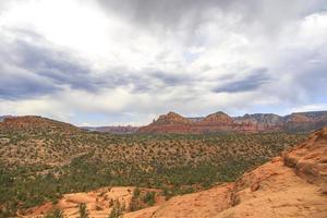 rochas coloridas em uma paisagem montanhosa do deserto foto