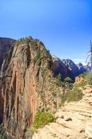 rochas coloridas em uma paisagem montanhosa do deserto foto